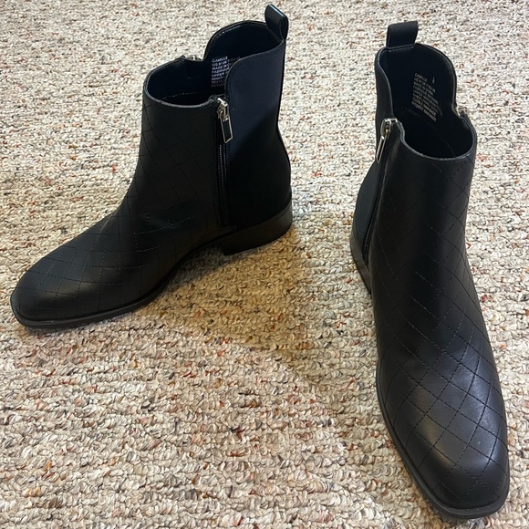 NEW JustFab JF Camille Side-Zip Black Ankle Boot Size 9 - Picture 2 of 13